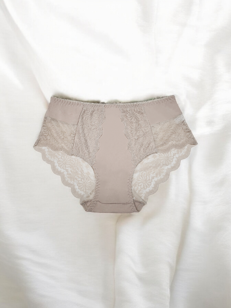 Majtki Damskie Jednokolorowe z Koronką – beżowe