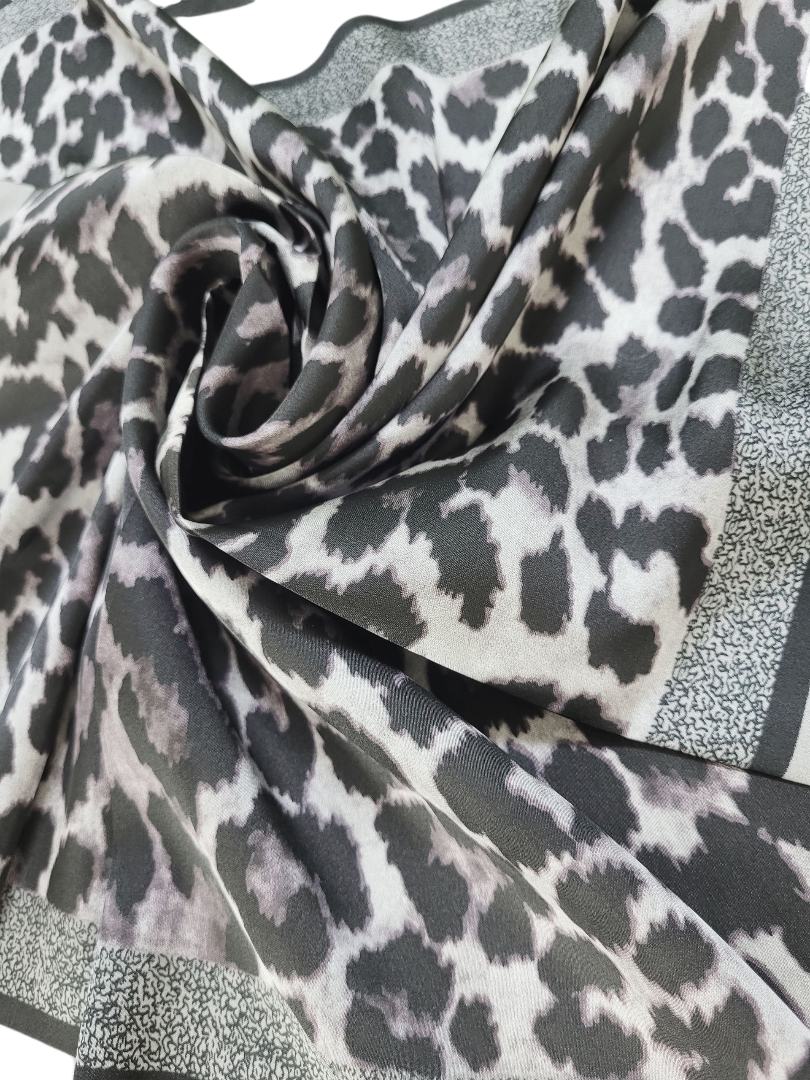 Apaszka czarno-szara z ozdobnym motywem panterki